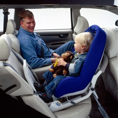 Nuo kada galima vežtis vaiką automobilinėje kėdutėje važiavimo kryptimi?